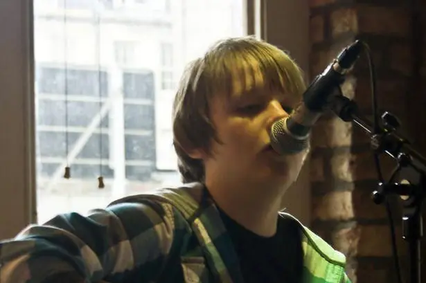 Lewis Capaldi: Η Ανερχόμενη Αστέρι της Μουσικής