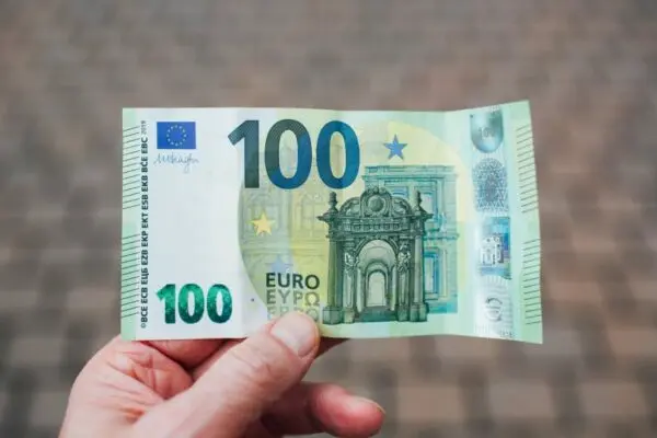 Πληροφορίες για το επιδόμα 100 ευρώ: Πότε πληρώνεται;
