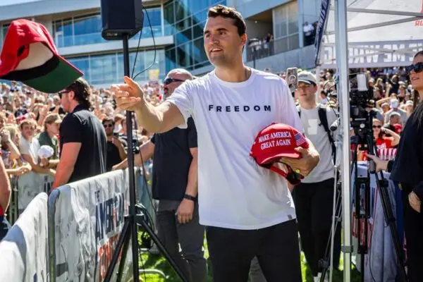 Charlie Kirk: Η Φωνή της Νεολαίας στην Πολιτική