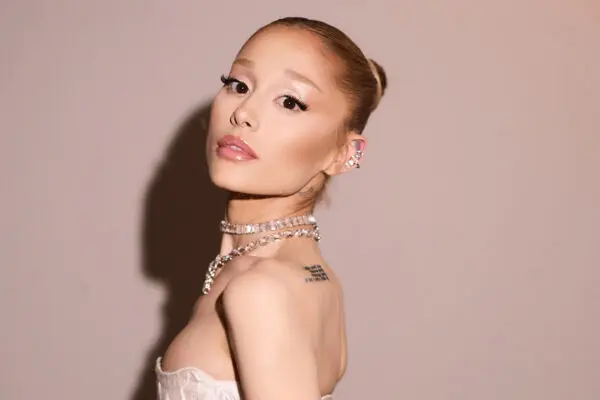 Ariana Grande: Μια Ματιά στη Σημερινή Μουσική Σκηνή