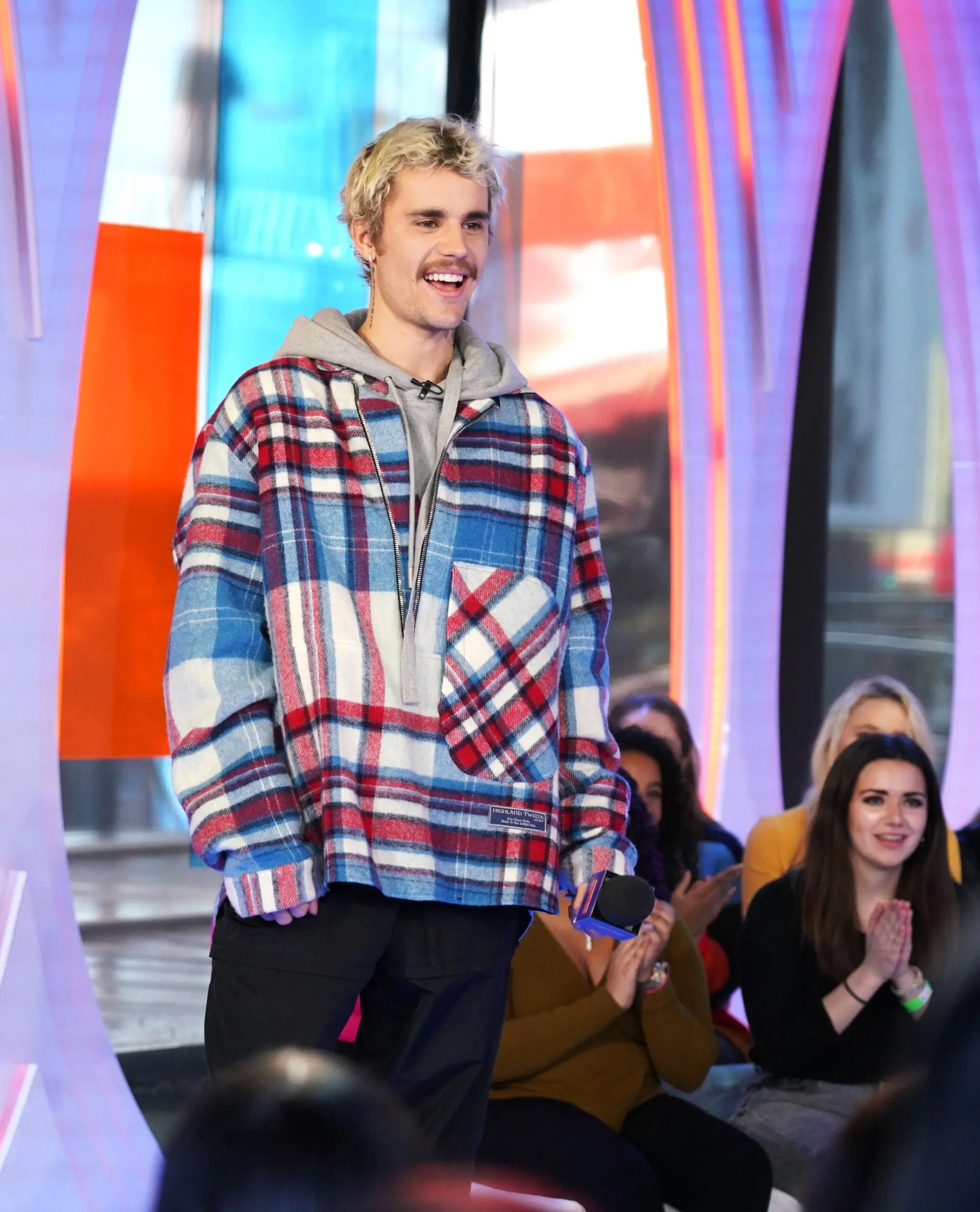 Justin Bieber: Μουσική Επιτυχία και Πολιτιστικός Επιδρασμός