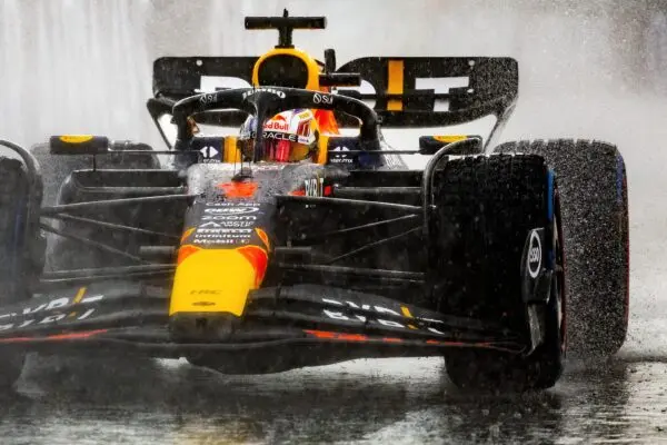 Max Verstappen: Ο Θρίαμβος και οι Προκλήσεις του Νεαρού Πιλότου