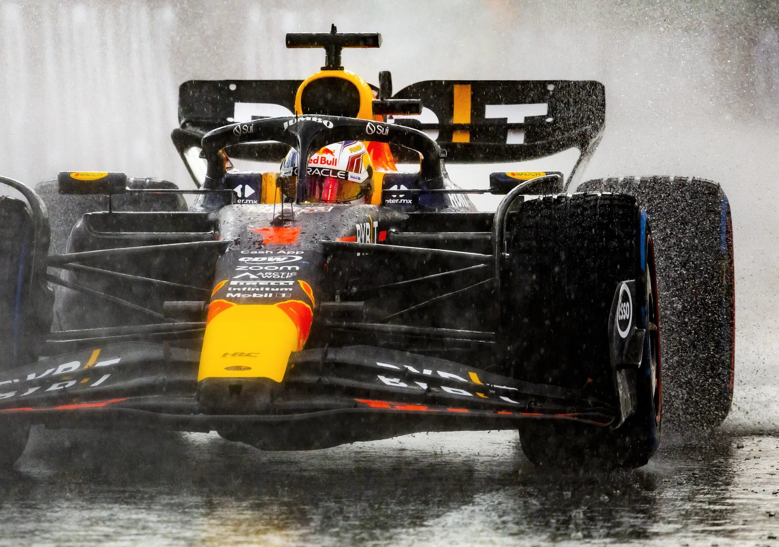 Max Verstappen: Ο Θρίαμβος και οι Προκλήσεις του Νεαρού Πιλότου