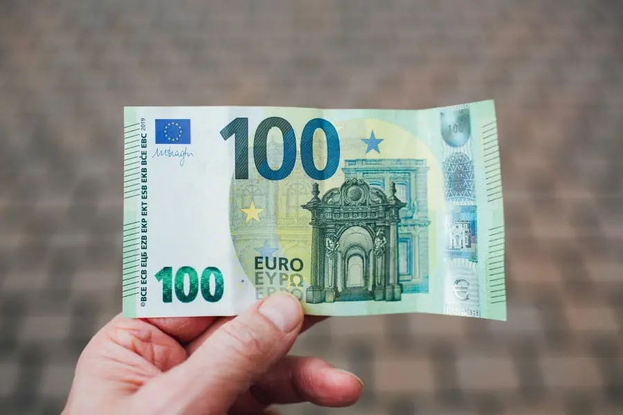 Πληρωμή του επιδόματος των 100 ευρώ: Πότε και ποιοι δικαιούνται