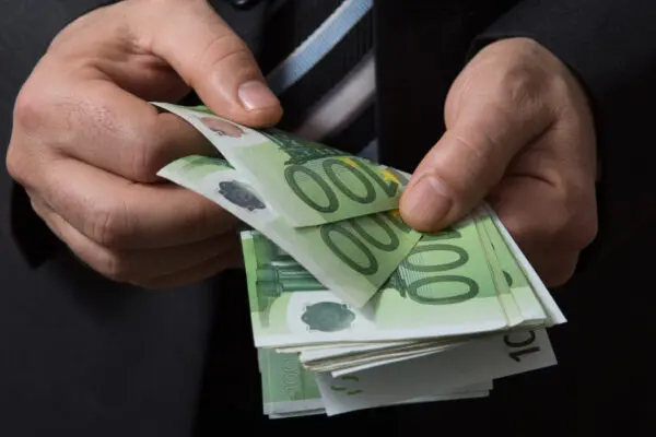 Πληρωμή Επιδόματος 100 Ευρώ: Όλα όσα Πρέπει να Ξέρετε
