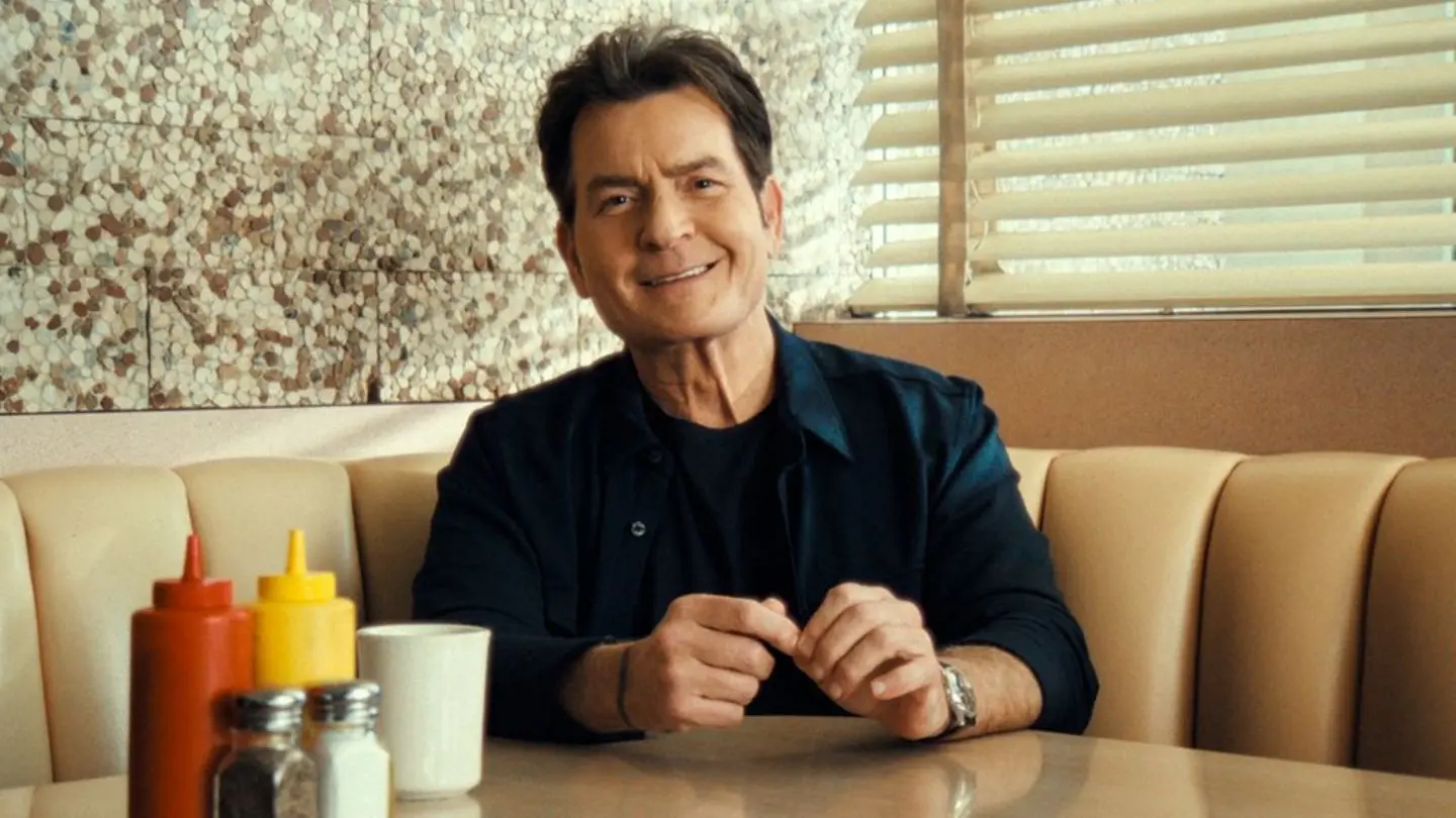 Charlie Sheen: Από τον Τηλεοπτικό Θρίαμβο στις Προσωπικές Δυσκολίες