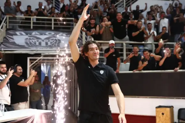 Θεσσαλονίκη: Ενθουσιώδης υποδοχή για τον Τσέντι Όσμαν στην παρουσίασή του στον ΠΑΟΚ