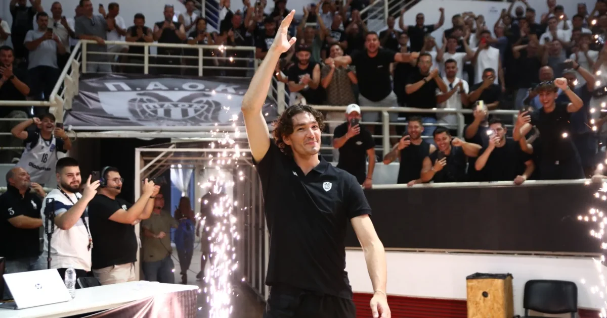Θεσσαλονίκη: Ενθουσιώδης υποδοχή για τον Τσέντι Όσμαν στην παρουσίασή του στον ΠΑΟΚ